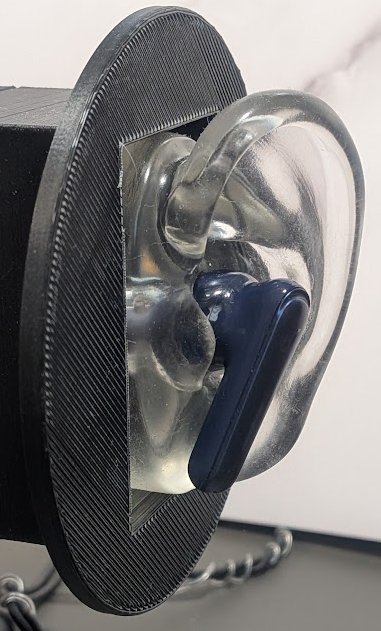 Liberty4NCを耳に装着した様子