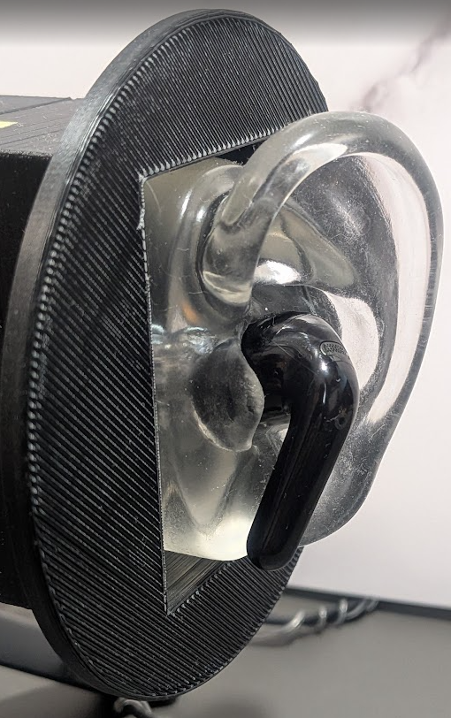 P31iを耳に装着した様子