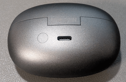 充電端子とペアリングボタンは背面