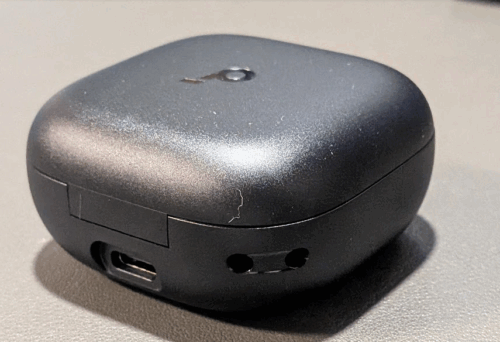 ケースのストラップホールの写真