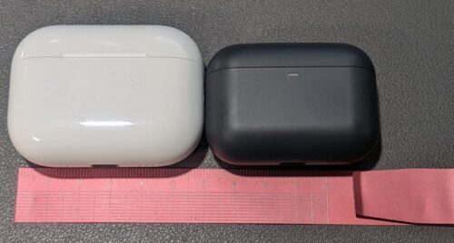 ケース比較 正面視:左(AirPodsPro3)、 右(ZE500)