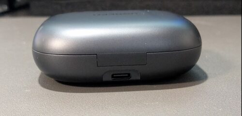 充電端子は背面